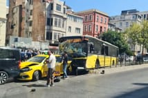 Beyoğlu Tarlabaşı'nda İETT otobüsü kazası: Çok sayıda araç hasar gördü, yaralılar var