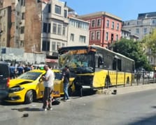 Beyoğlu Tarlabaşı'nda İETT otobüsü kazası: Çok sayıda araç hasar gördü, yaralılar var