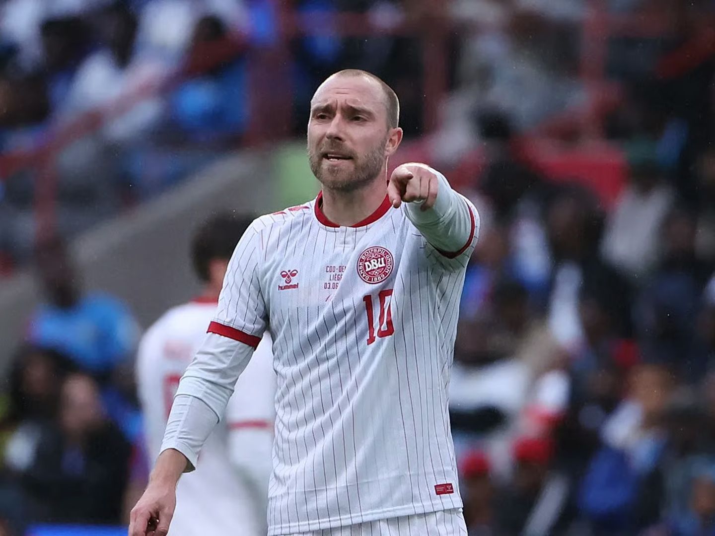 Danimarkalı futbolcu Christian Eriksen sahada fenalaştı: Maç yarıda kaldı