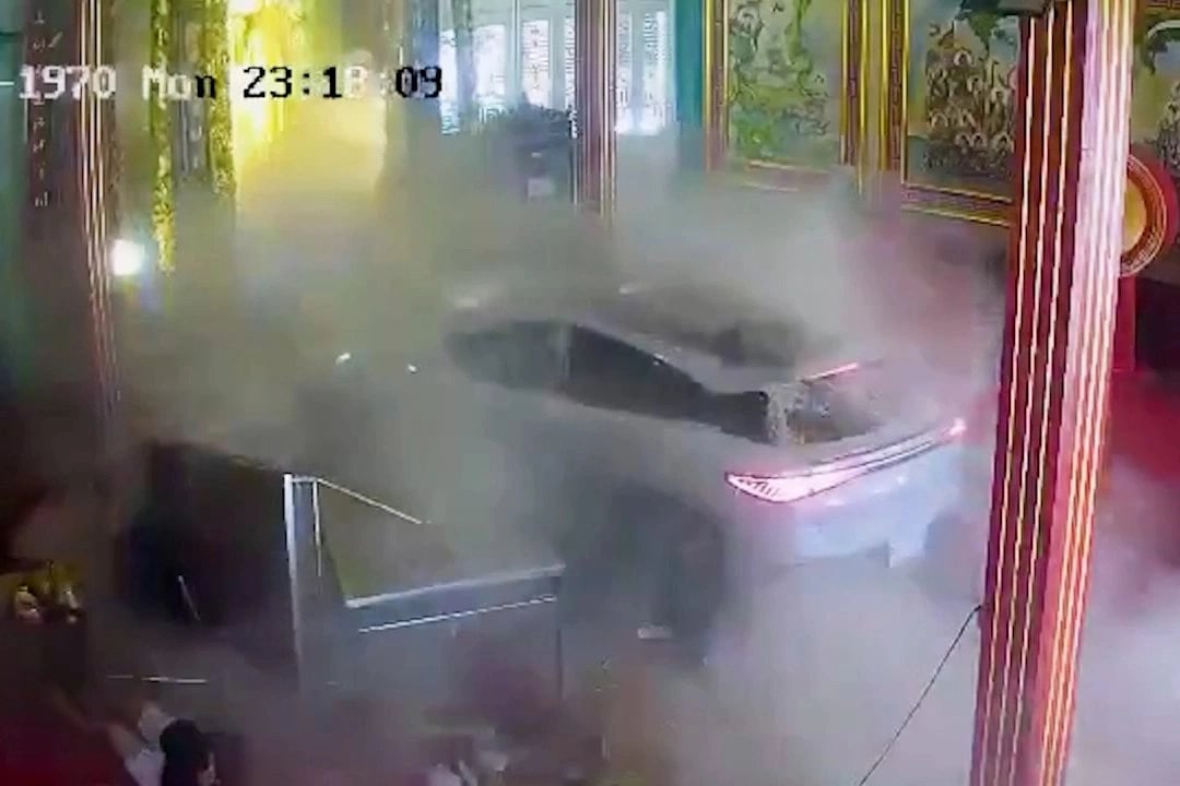 Elektrikli otomobil tapınağa girdi