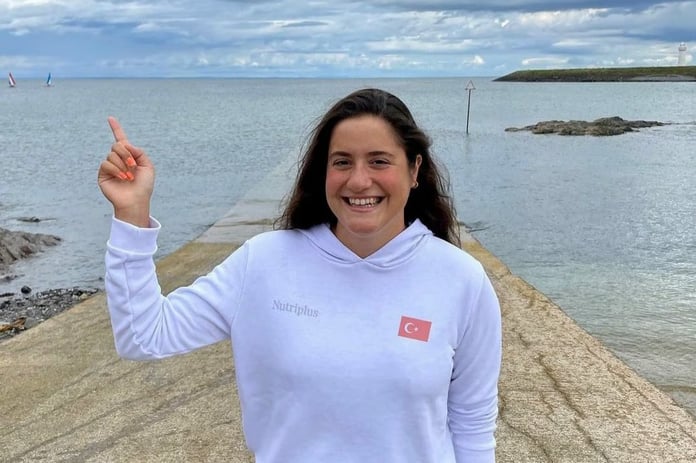 Aysu Türkoğlu, Kaiwi Kanalı'nı aşan en genç Türk yüzücü oldu
