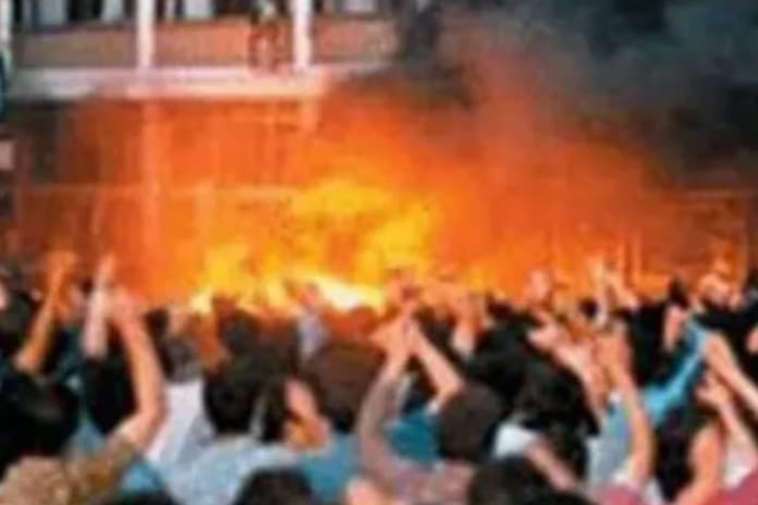 Tarihte Bugün: Sivas'ta Madımak Oteli'nde yaşanan olaylarda 37 kişi hayatını kaybetti