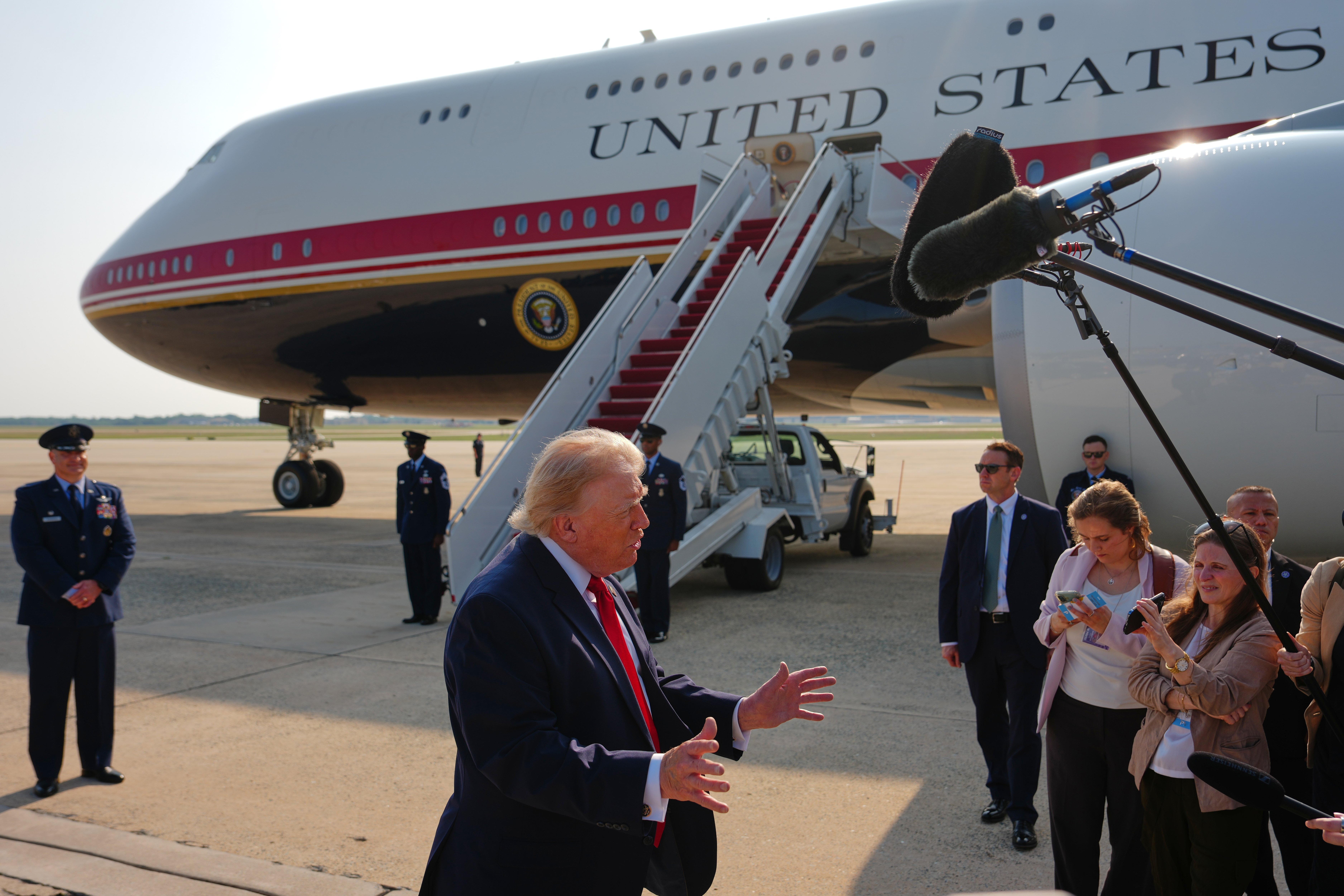 Trump Subpoenas NYT Journalists Over Air Force One Leaks