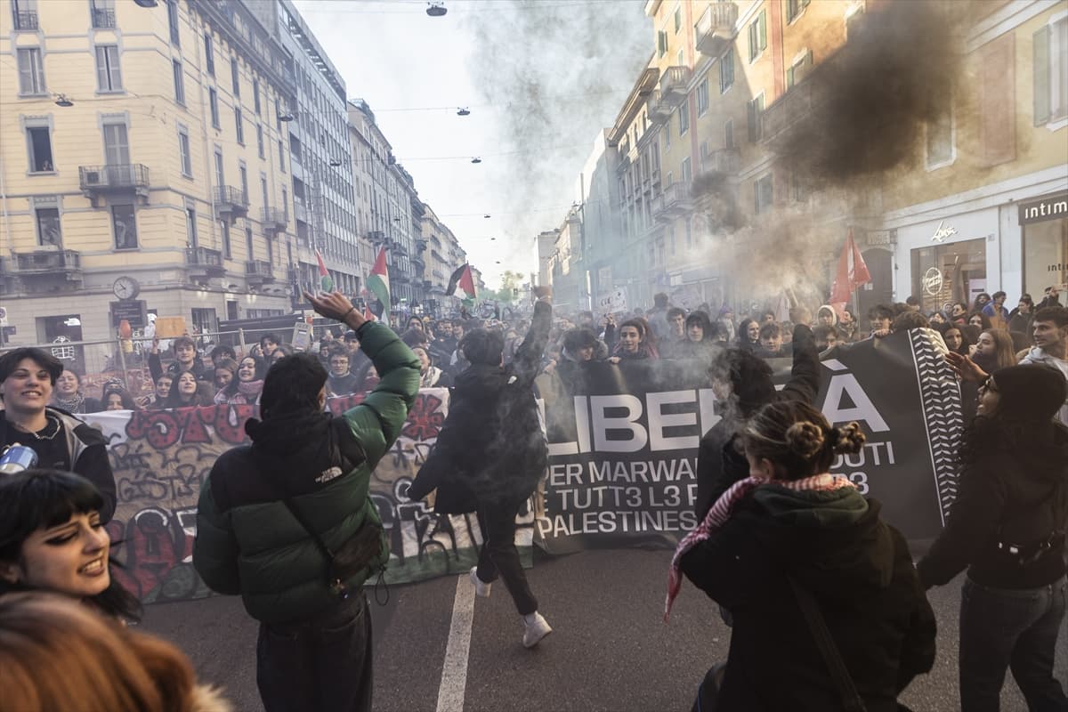 Milano'da binlerce kişi Meloni'ye karşı sokağa çıktı