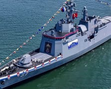 Kuzey Kore'de savaş gemisi suya indirilirken kızağından düştü