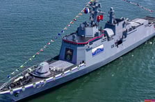 Kuzey Kore'de savaş gemisi suya indirilirken kızağından düştü