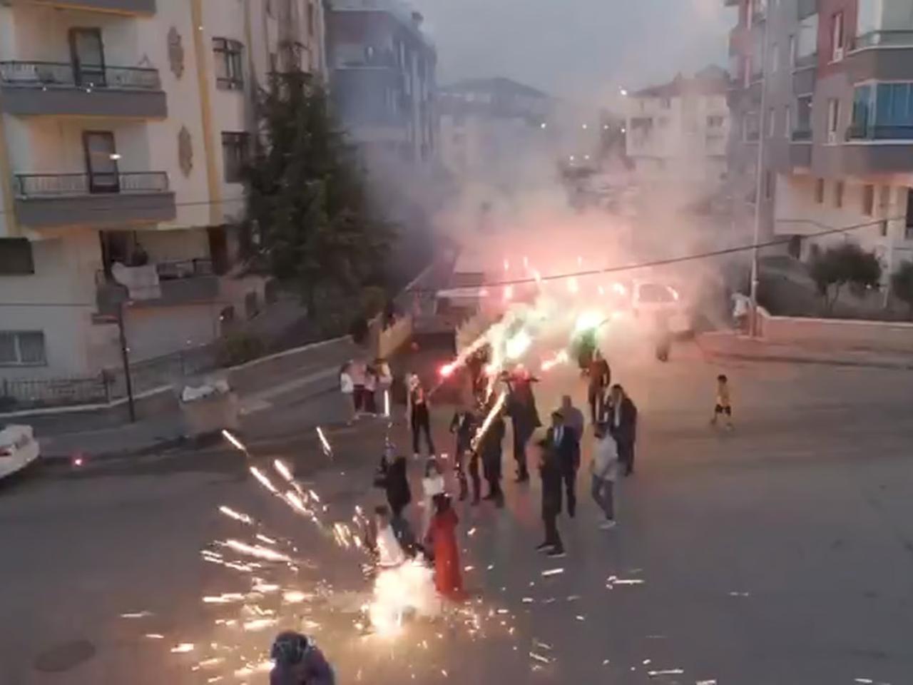 Damat konvoyunun üzerine havai fişekler düştü