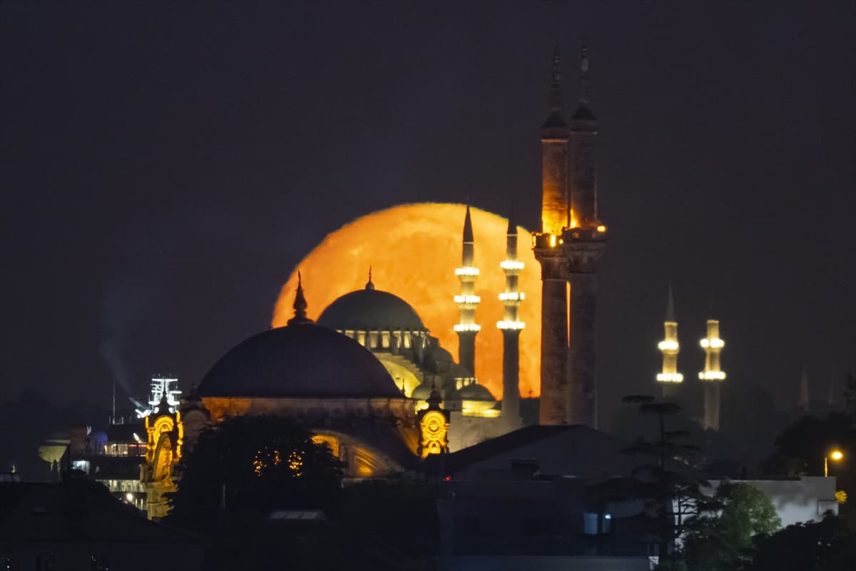 İstanbul semalarında görsel şölen: Dolunay tarihi camilerle aynı karede!