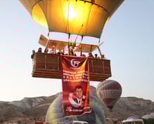Balonlar Türk bayrağı ve şehit Ömer Halisdemir posteri ile havalandı