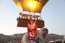 Balonlar Türk bayrağı ve şehit Ömer Halisdemir posteri ile havalandı