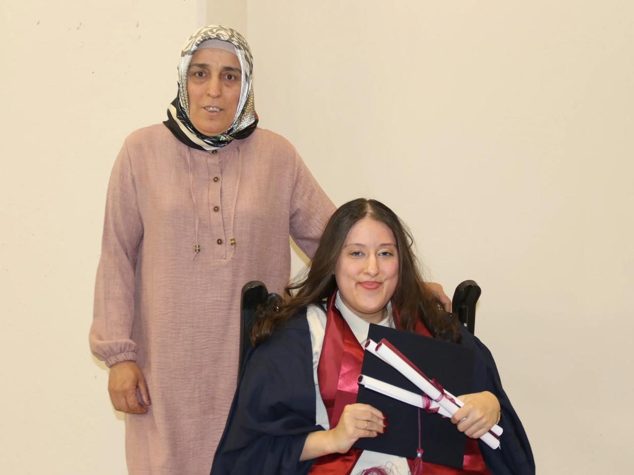 Yüzde 90 engelli Tuana azmiyle mezun oldu