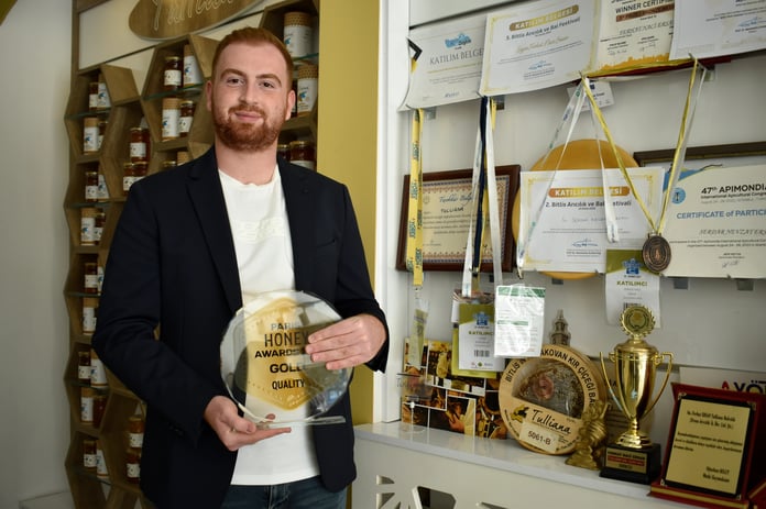 Bitlis balına Paris'ten ikinci kez altın bal ödülü