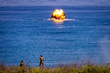 Hedef gemi Filipinler'deki tatbikatta vurulamadan battı