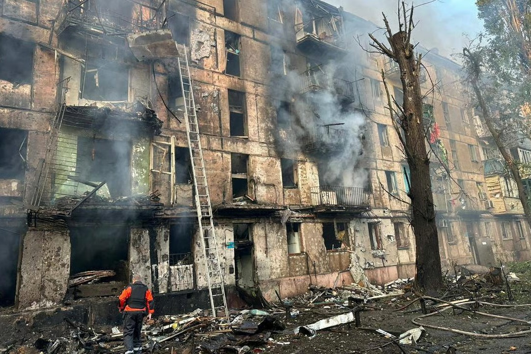 Russian Strikes Kill 14 in Kyiv 