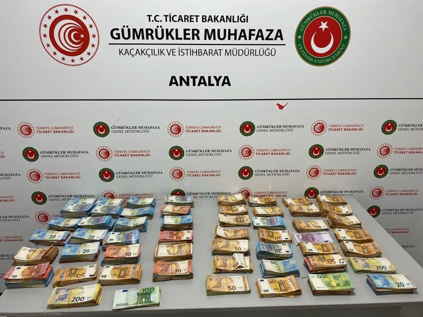 Antalya Havalimanı’nda akılalmaz kaçakçılık yöntemi: Bebek bezlerinden servet çıktı