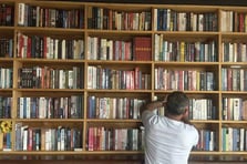 İşlettiği büfede 800 eserlik kütüphane kurdu