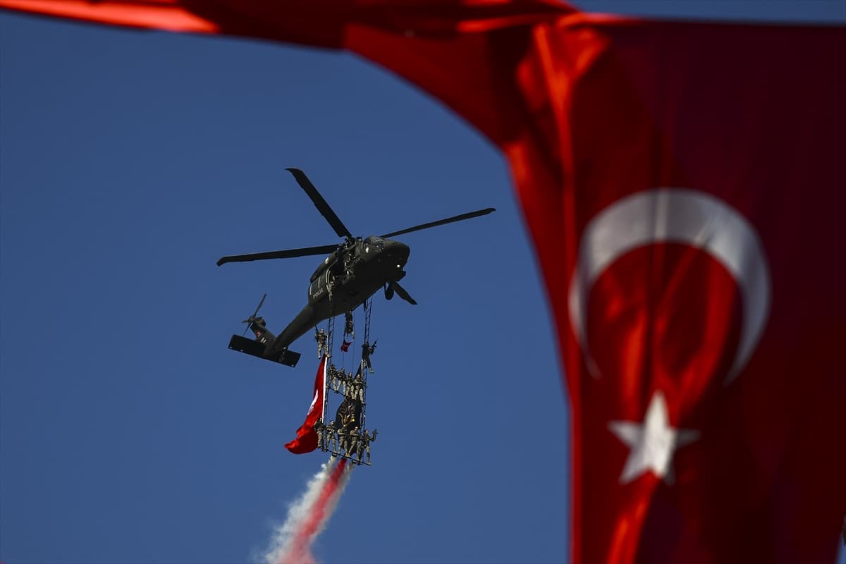 Vatan Caddesi'nde Cumhuriyet'in 102 yıllık gururu: İstanbul ayakta!
