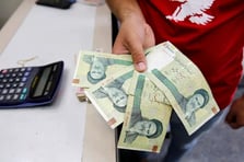 ABD'nin yaptırımları ve ülkedeki protestolar İran riyalini çökertti