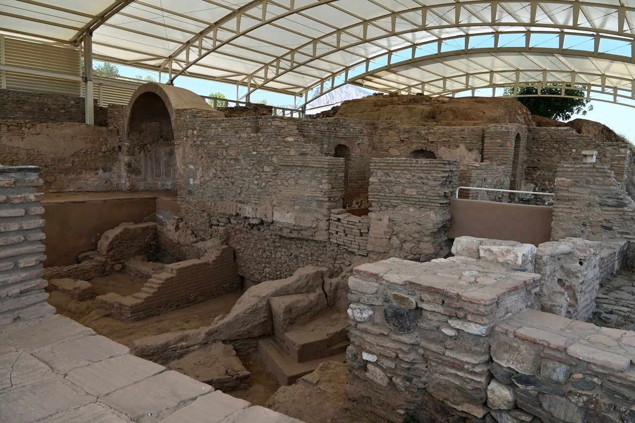Sardes'te 2 bin 800 yıllık Lidya Sarayı