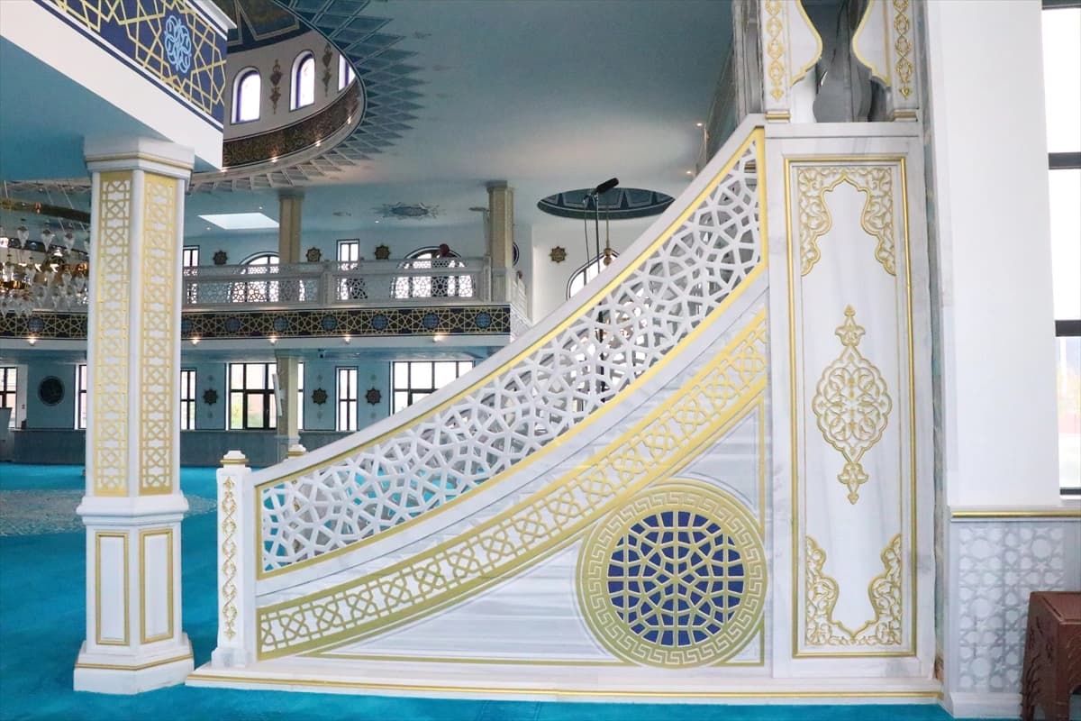 Eyüp Sultan Camisi Fransa'da ibadete açıldı