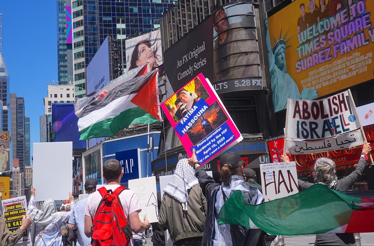 New York Times'ın önünde Gazze için haykırdılar