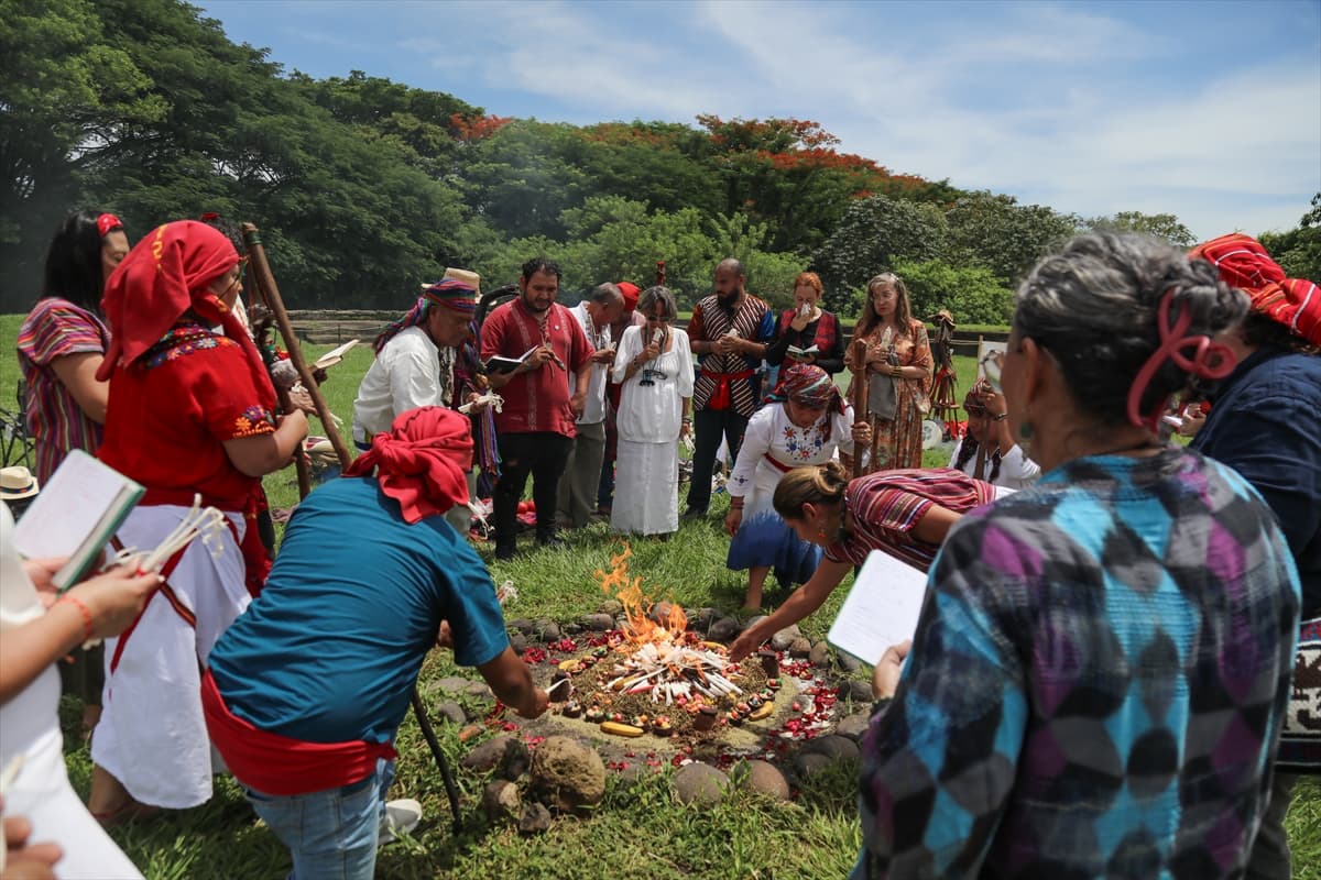 El Salvador'da yazı karşılama kutlaması