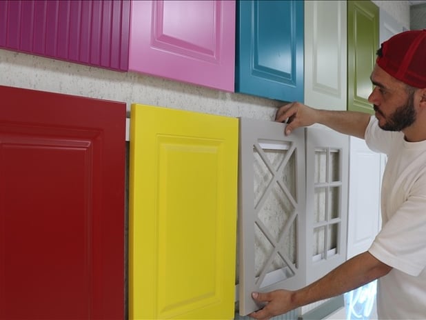 Ahşap boyama hobisini 500 metrekarelik atölyeye taşıdı