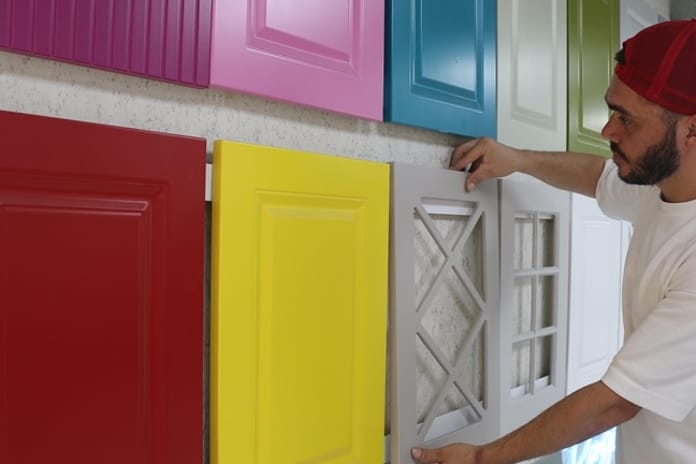 Ahşap boyama hobisini 500 metrekarelik atölyeye taşıdı