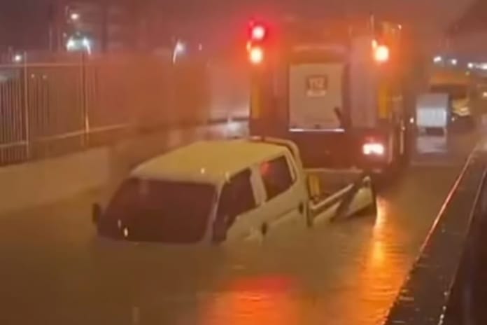 İzmir'de alt geçit faciası! Sürücü boğularak can verdi