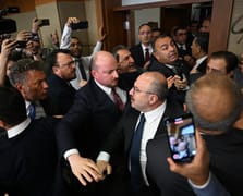 CHP'li vekiller Mustafa Varank'ın salona girmesini engellemeye çalıştı