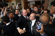 CHP'li vekiller Mustafa Varank'ın salona girmesini engellemeye çalıştı