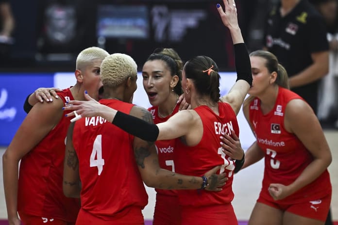 Filenin Sultanları'ndan bir ilk: Set kaybetmeme serisi sona erdi, tarihi yarı final bileti geldi