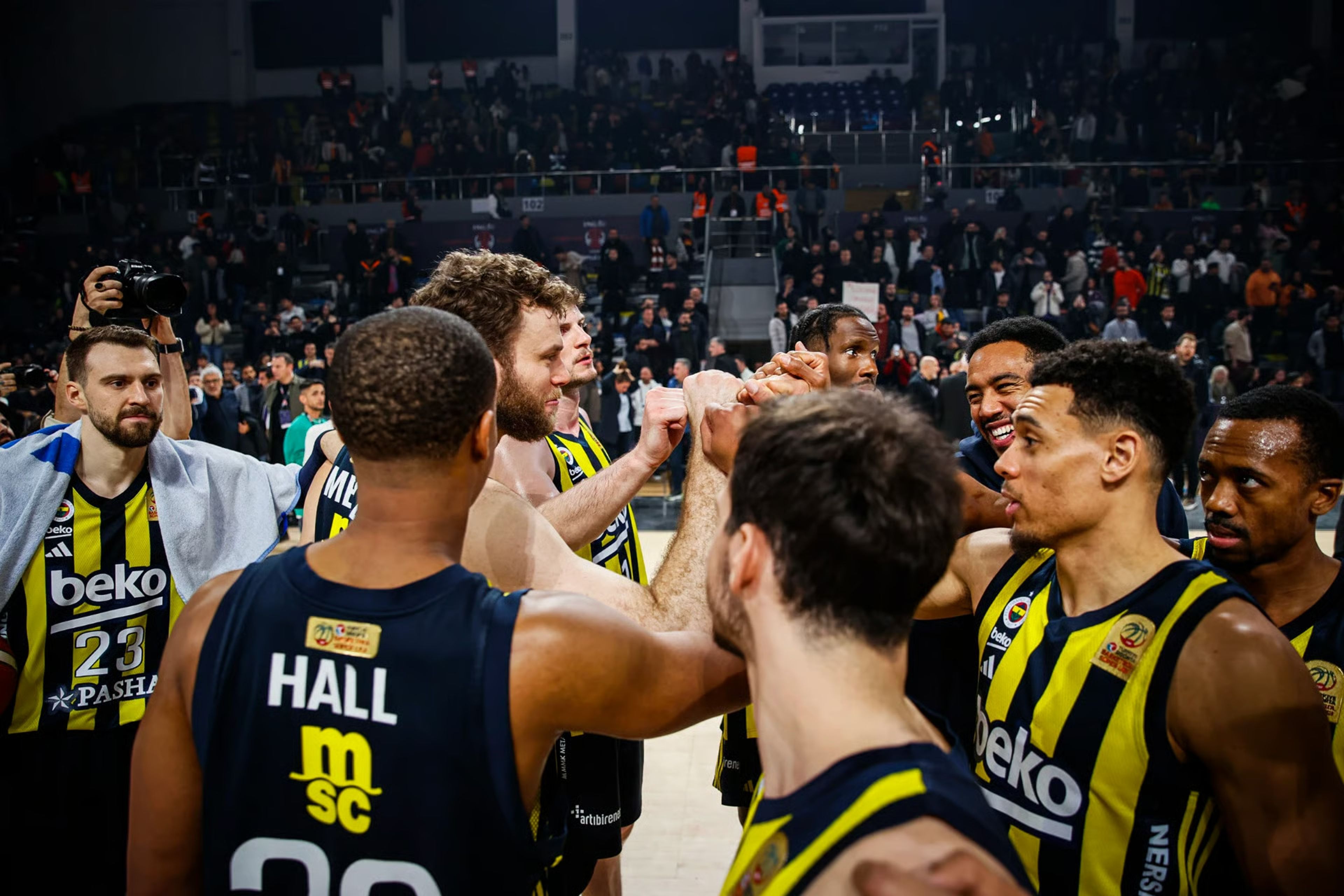 Fenerbahçe, Dubai deplasmanında galibiyet serisini sürdürmek istiyor