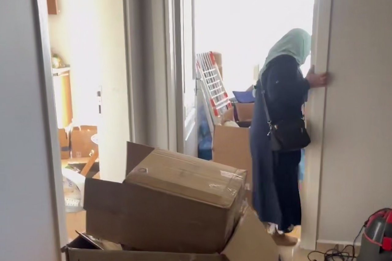 Deprem anında yaşanan panik kamerada