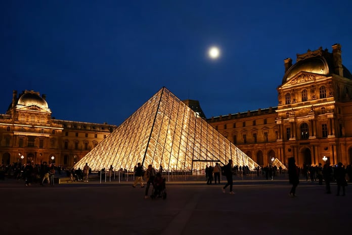 Louvre personeli grevde: Aşırı kalabalık ve güvenlik sorunları müzeyi kapattı