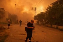 Orman yangını yerleşim birimlerine sıçradı: Havadan ve karadan müdahale ediliyor