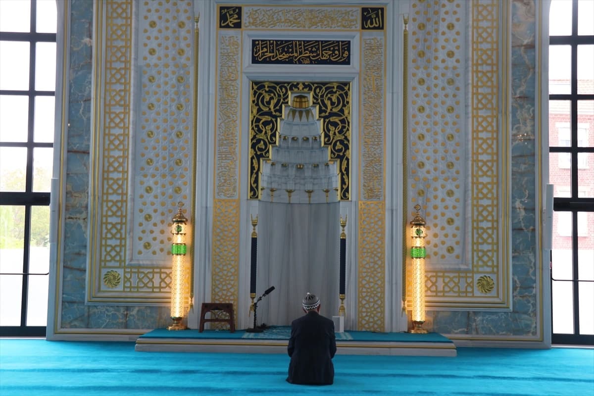 Eyüp Sultan Camisi Fransa'da ibadete açıldı