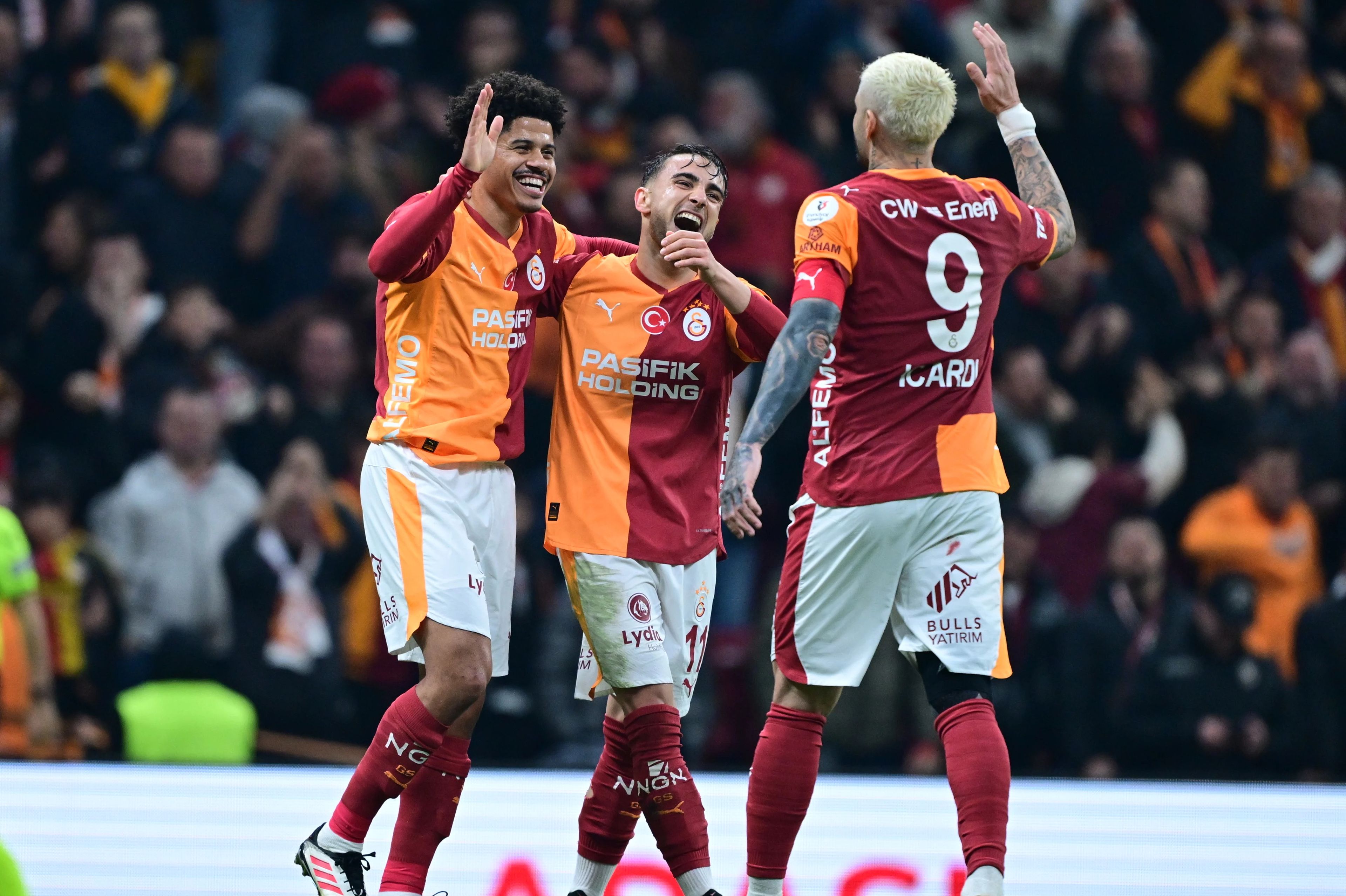 Galatasaray ilk yarıyı lider tamamladı, Icardi tarihe geçti