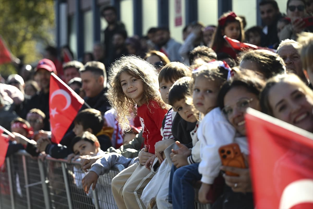 Vatan Caddesi'nde Cumhuriyet'in 102 yıllık gururu: İstanbul ayakta!