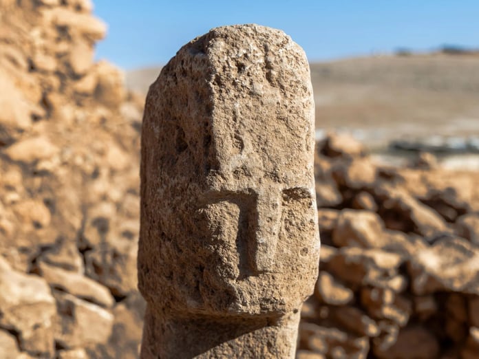 Karahantepe'de insan yüzlü ilk T biçimli dikilitaş bulundu