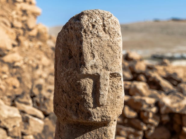 Karahantepe'de insan yüzlü ilk T biçimli dikilitaş bulundu