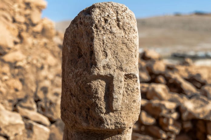 Karahantepe'de insan yüzlü ilk T biçimli dikilitaş bulundu