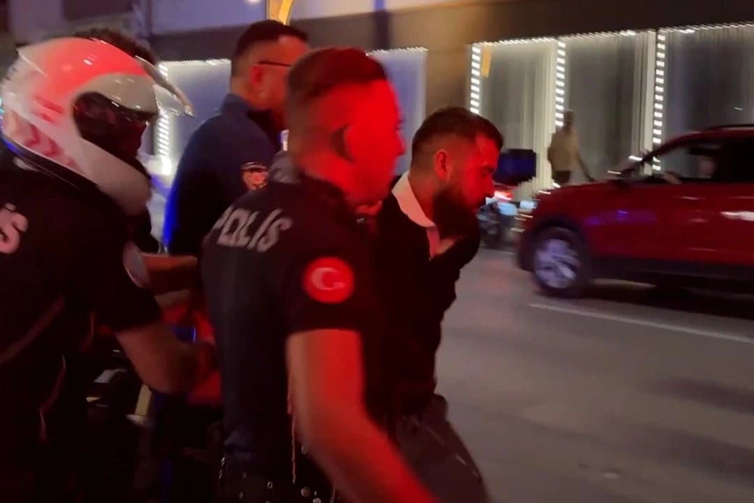 Gözaltına alınırken biri direndi, diğeri oynadı