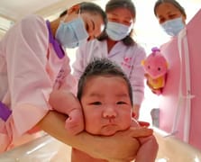 Çin ülke nüfusundaki düşüşe karşı doğum masraflarını ücretsiz hale getirecek