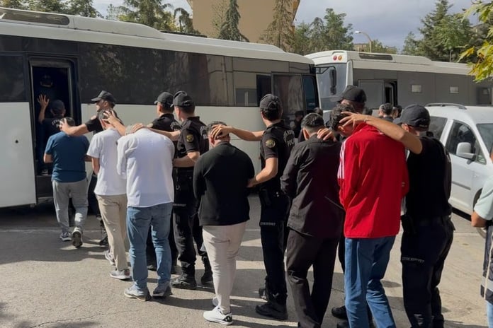 Diyarbakır merkezli silah kaçakçılığı operasyonu: 19 zanlı tutuklandı