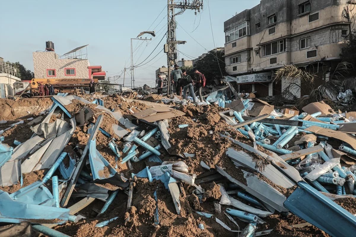 İsrail Gazze'de ilaç deposunu bombaladı