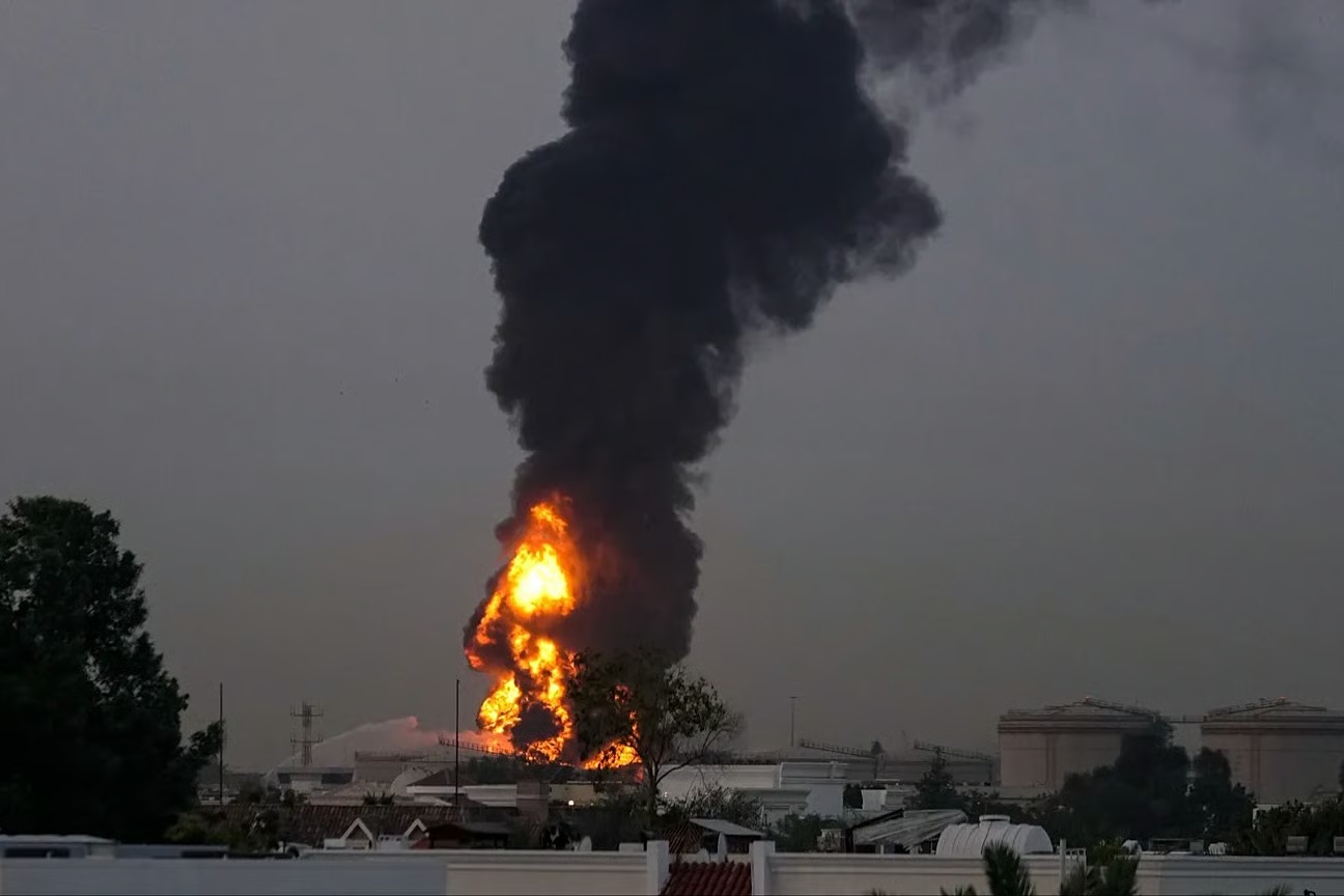 Iran Warns Gulf States to Evacuate Petrochemical Sites