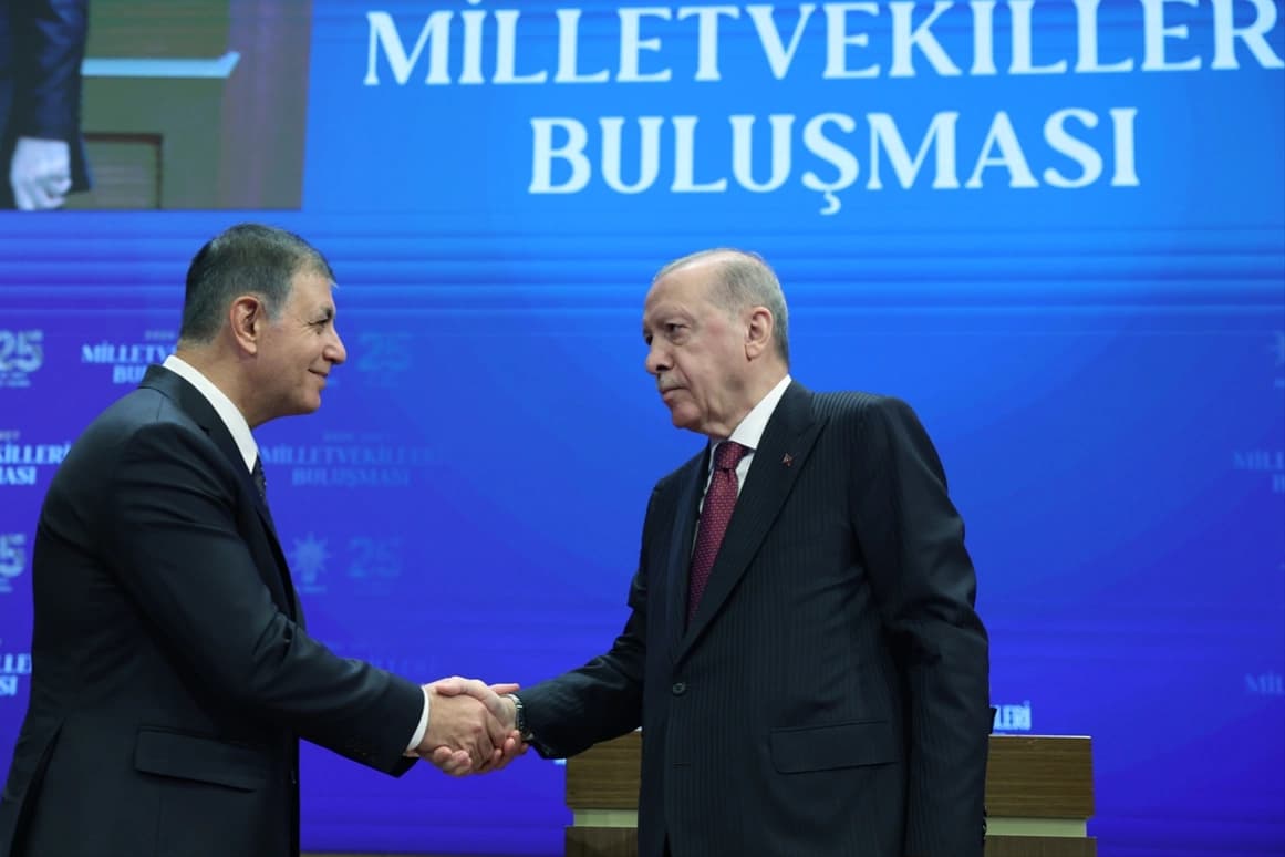 AK Parti’ye geçtiği için linç edilen Cemil Tugay! "İnsan bu laflardan utanır"