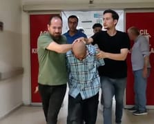 Kimlik soran bekçiyi kalbine yakın bir noktadan bıçakladı