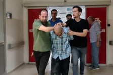 Kimlik soran bekçiyi kalbine yakın bir noktadan bıçakladı